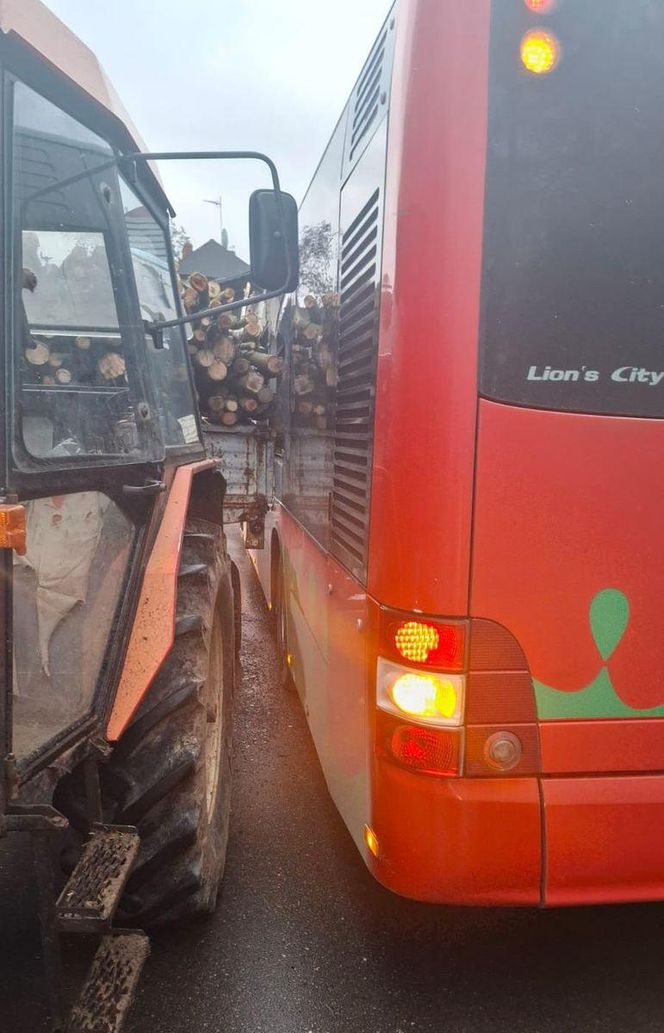 Województwo lubelskie. Przewoził gałęzie. Rozbił szyby w autobusie