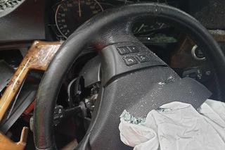 Samochód roztrzaskał się na drzewie. Koszmarne wieści ze szpitala