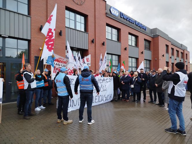Pracownicy Zakładu Linii Kolejowych pikietowali w Siedlcach! Poparli ich siedleccy radni