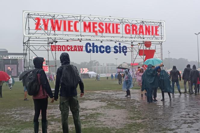 Męskie Granie 2024 we Wrocławiu. Ulewny deszcz i błoto nie przeszkadzały w dobrej zabawie. Tańczyliśmy w błocie z uśmiechem na ustach [RELACJA, ZDJĘCIA]