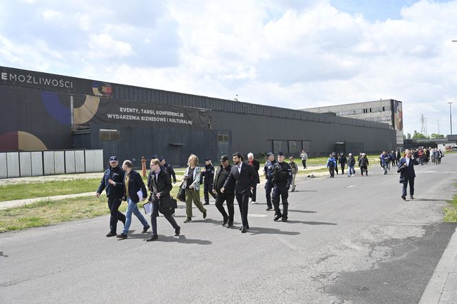 Komornicy na Modlińskiej. Nerwowe starcie przy hali na Białołęce. Ostry konflikt kupców z zarządcą hali