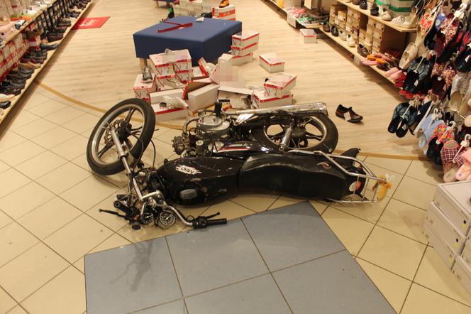 Niecodzienny wypadek w Grudziądzu. Wjechał motorowerem... do sklepu z butami!