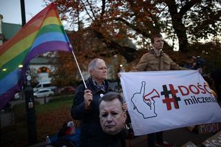 Protesty przed Wawelem w miesięcznice pogrzebu pary prezydenckiej