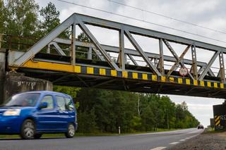 Drogowcy zaczynają poszerzanie wylotówki do Zegrza! Wyburzą most kolejowy