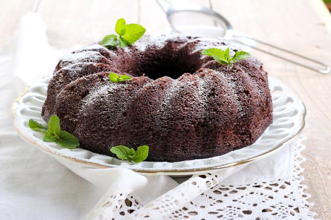 Babka z budyniem czekoladowym: przebojowy przepis na Wielkanoc