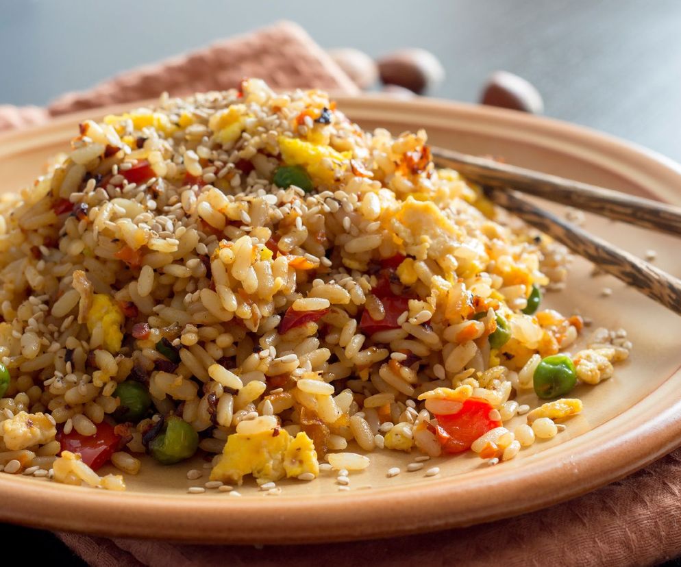 Smażony ryż z kurczakiem i jajkiem - orientalna uczta za grosze