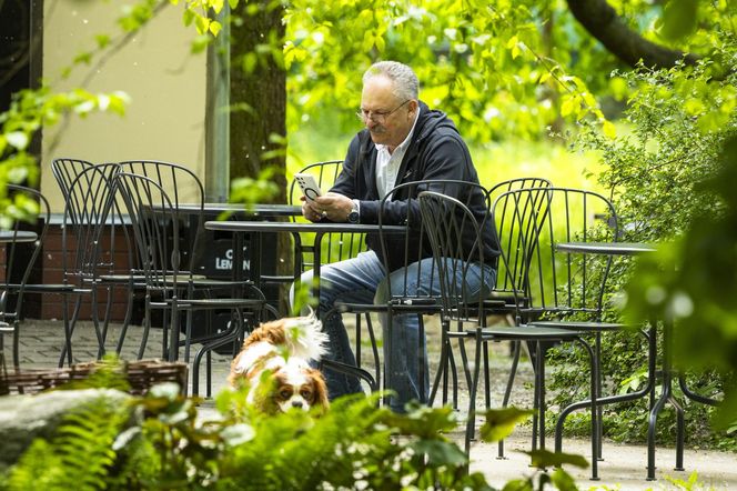 Marek Jakubiak. Pies pomaga mu w kampanii