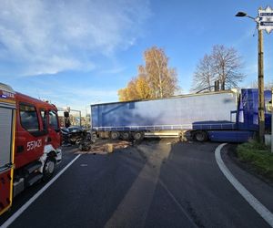 Dramatyczne sceny na DK1 w Pszczynie! 26-letni kierowca w szpitalu po zderzeniu z tirem