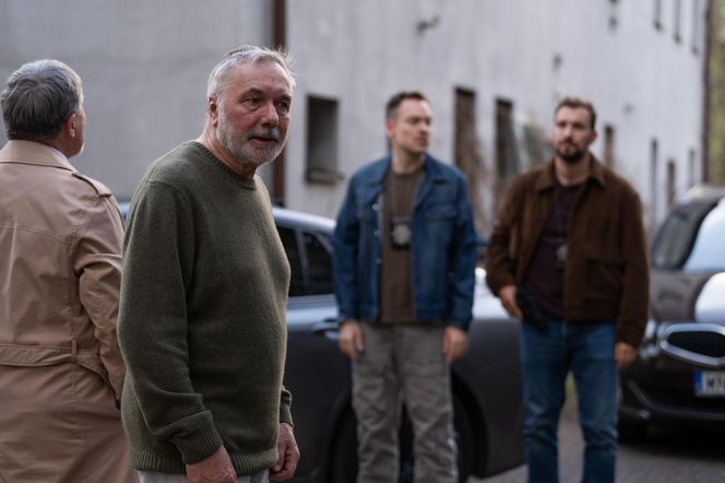 Barwy szczęścia odc. 3244. Andrzej (Leon Charewicz), Antoni Kiryłło (Cezary Nowak), Marcin Kodur (Oskar Stoczyński), Majak (Łukasz Borkowski)