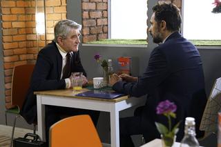 Barwy szczęścia, odc. 2048. Piotr Walawski (Piotr Jankowski), Budrewicz (Stanisław Górka)