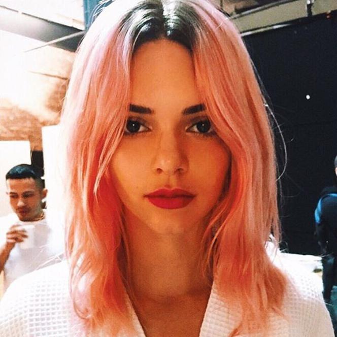 Kendall Jenner w różowych włosach