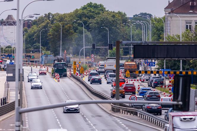 Wisłostrada. Budowa przejścia do kładki przez Wisłę