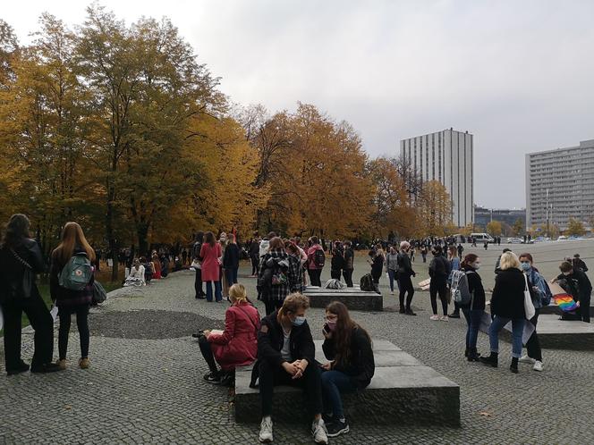 Protest kobiet w Katowicach 28.10. 2020 właśnie się rozpoczął. Strajkują studentki i doktorantki, a to nie koniec na dzisiaj [ZDJĘCIA]