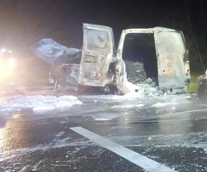 Śmiertelny wypadek pod Łowiczem. Kierowca BMW nie żyje. Dwa pojazdy spłonęły w pożarze 