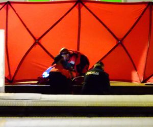 Młody mężczyzna wpadł między peron a pociąg w Warszawie. Został zmiażdżony