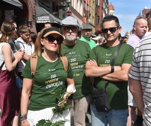 Marsz Milczenia dla Klaudii w Toruniu. „Niech nasza cisza przemówi głośniej niż słowa” [GALERIA]