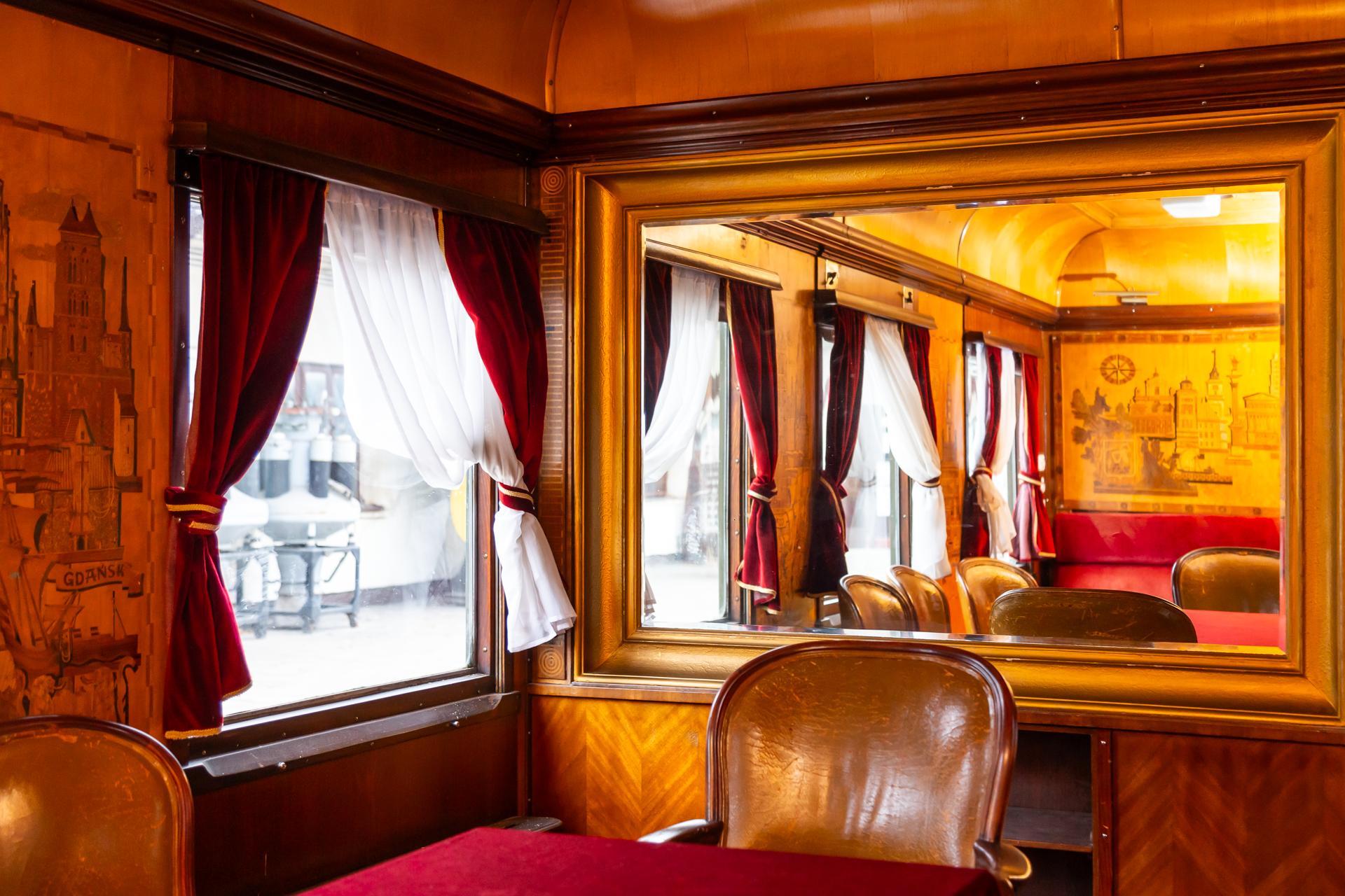Wagon salonowy - zdjęcia. Zobacz wnętrze wagonu, którym podróżowali najważniejsi politycy z PRL-u