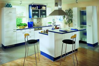 Niebieski kolor w kuchni - niebieska kuchnia z cokołami