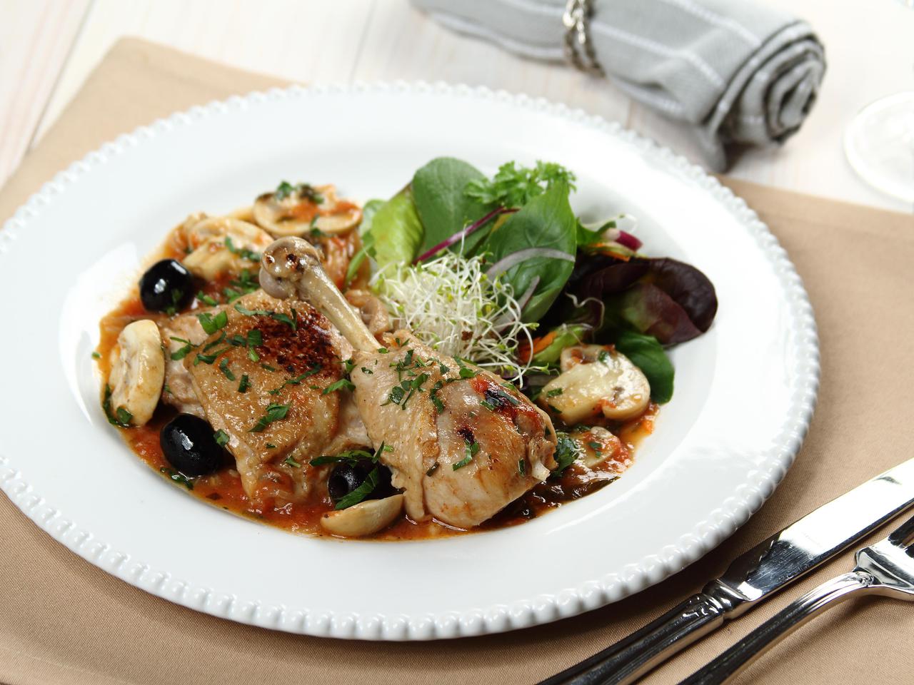 Kurczak z grzybami i białym winem: przepis Pascala Brodnickiego