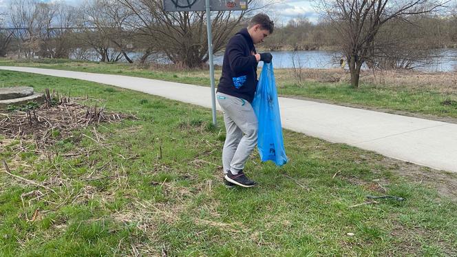 Sprzątanie brzegów Dunajca w Nowym Sączu