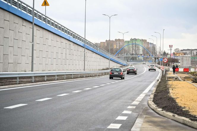 To najdłuższa ulica w Polsce. Ma ponad 15 km i znajduje się w województwie śląskim
