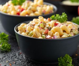 Pyszna sałatka czosnkowa z makaronem. Zrobi oszałamiającą karierę na każdej imprezie 