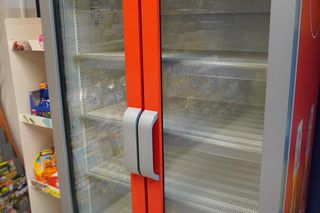 Pusta lodówka po napojach w kiosku 