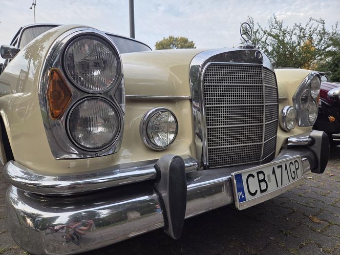 Klasyczna motoryzacja znów zachwyciła Bydgoszcz. „Bydgoskie Klasyki Nocą” przy Torbydzie