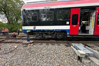 Paraliż komunikacyjny! Pociąg WKD wykoleił się w Grodzisku Mazowieckim