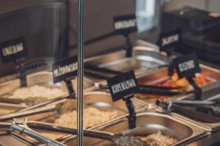 Kolorystyka szaszłykarni w Zielonej Góze nawiązuje do temperatury żarzących się węgli