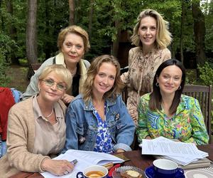 Barwy szczęścia nowy sezon na planie. Małgorzata (Adrianna Biedrzyńska), Asia (Anna Gzyra), Malwina (Joanna Gleń), Natalia (Maria Dejmek), Józefina (Elżbieta Jarosik)