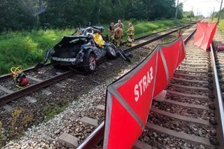 Osobówka wjechała pod pociąg w Wielkopolsce. Cztery osoby nie żyją! [ZDJĘCIA]