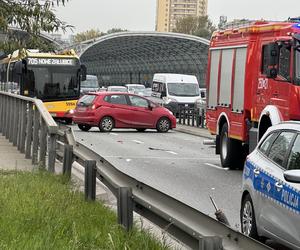 Wypadek na S8 w Warszawie, są ranni. Samochód dachował