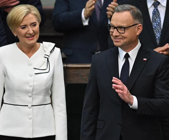 Agata Duda z kokardą na ramieniu. Ukryty przekaz kreacji!