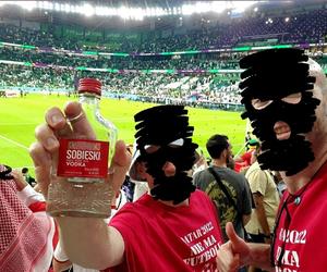 Polacy wnieśli alkohol na stadion w Katarze! Jak oni to zrobili? [ZDJĘCIE]