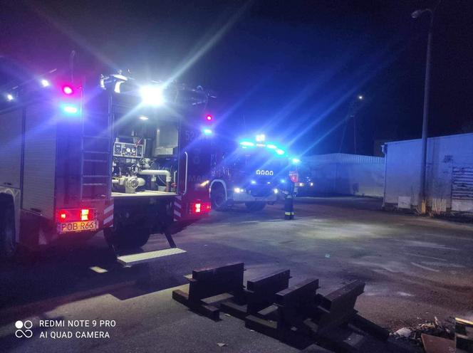 Wielkopolskie/ 12 zastępów straży gasiło pożar hali magazynowej w Obornikach