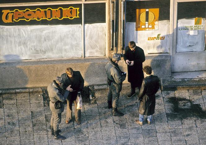 Milicja legitymuje przechodniów na ulicy, Gdańsk, styczeń 1982.