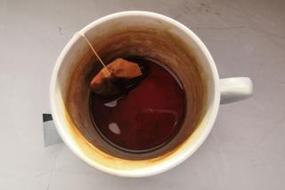 Usuwanie z kubków osadów po kawie lub herbacie