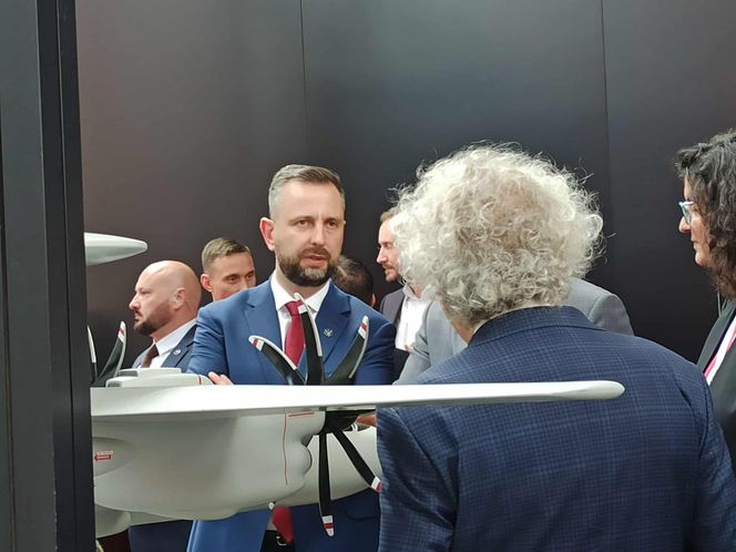 Wicepremier Władysław Kosiniak-Kamysz zwiedzający stoiska na MSPO