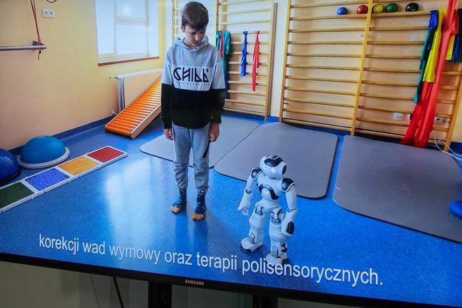 Roboty pomagają...