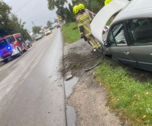 Samochód w rowie, kolizja na DK2