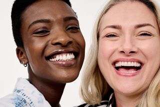 Skóry suche w końcu mają swój matowy podkład! Aksamitna cera i wykończenie idealne na większe wyjścia 