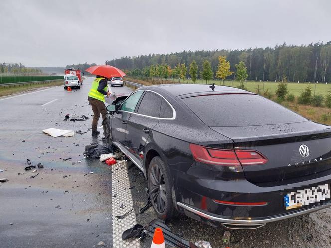 Poważny wypadek na S5 koło Leszna. Samochód uderzył w małzeństwo