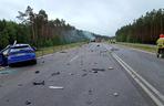 Śmiertelny wypadek pod Bełchatowem. Kierowca osobówki nie żyje, ciężarówka spłonęła [ZDJĘCIA].