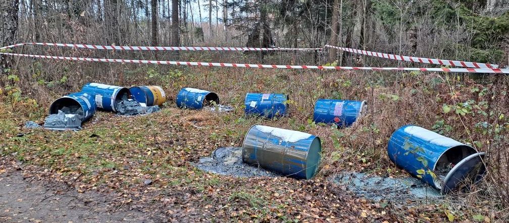 W okolicach Piotrkowa i Tuszyna znaleziono porzucone beczki