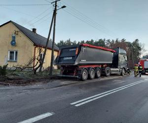 Wypadek ciężarówki i dwóch osobówek w Wąchocku! W akcji grupa chemiczna ze Skarżyska