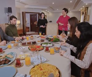 Miłość i nadzieja, odcinek 329: przyjaciele Kuzeya, Kuzey, Bahar, Cavidan