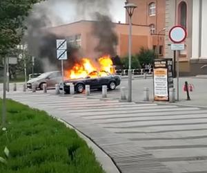 Pożar samochodu w Rybniku. Palił się przed Starym Kościołem