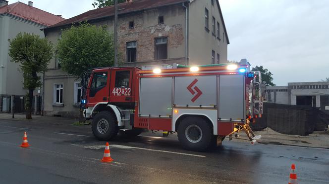 Pożar w kamienicy przy ul. Sikorskiego w Grudziądzu. Strażacy sprawdzają opuszczony budynek