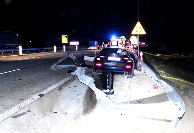 Rozpędzone maserati wjechało w bariery na autostradzie. Pasażer nie przeżył wypadku